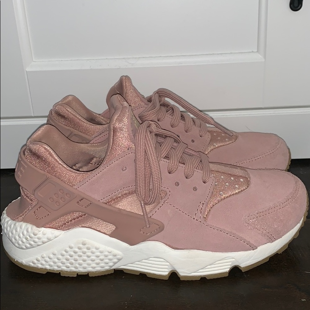 PRICE DROP-Nike Huaraches (BABY PINK) 45% off!!!!